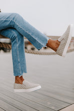 Load image into Gallery viewer, Cindy Jeans With Destroyed Hem