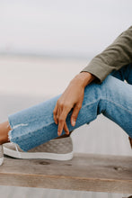 Load image into Gallery viewer, Cindy Jeans With Destroyed Hem