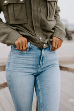 Load image into Gallery viewer, Cindy Jeans With Destroyed Hem
