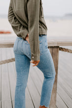Load image into Gallery viewer, Cindy Jeans With Destroyed Hem
